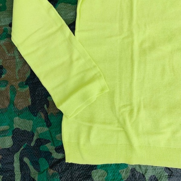 Crew neck light weight sweater size small - Picture 3 of 7